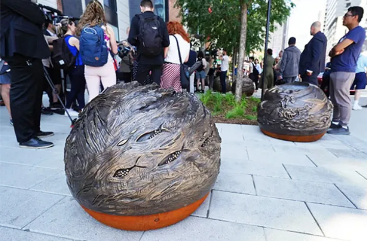 بر مجسمه‌های برنزی نشین و گذر تاریخ مونترال را ببین!